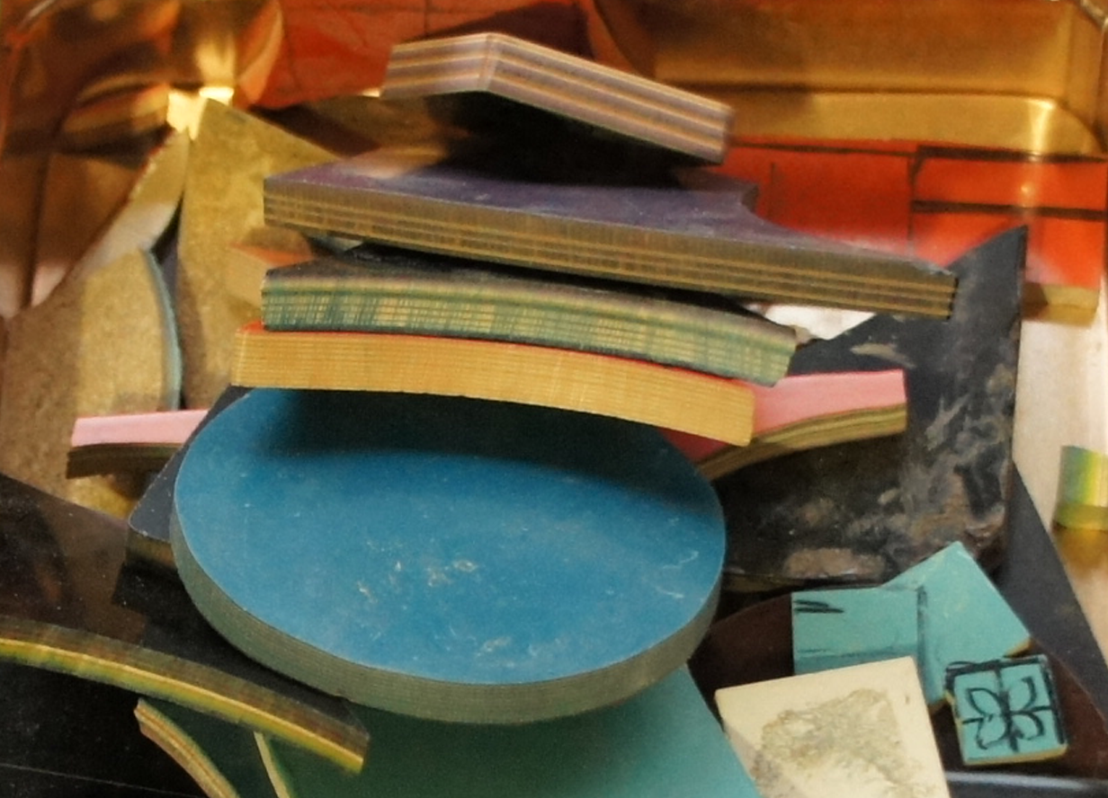 Small pieces of tsushitsu (piled lacquer) board.