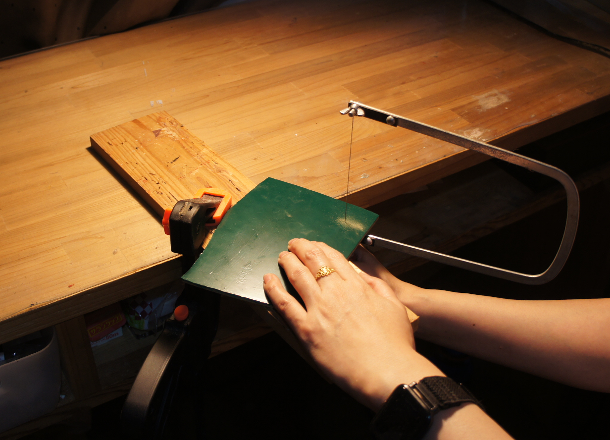 Cutting a tsuishitsu board made of urushi (Japanese lacquer).