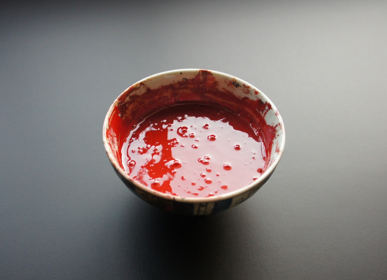 Red colored urushi mixed with boiled urushi to adjust the speed of hardening. The bubbles are not due to boiling, but air that entered the bowl when it was placed in the bowl.