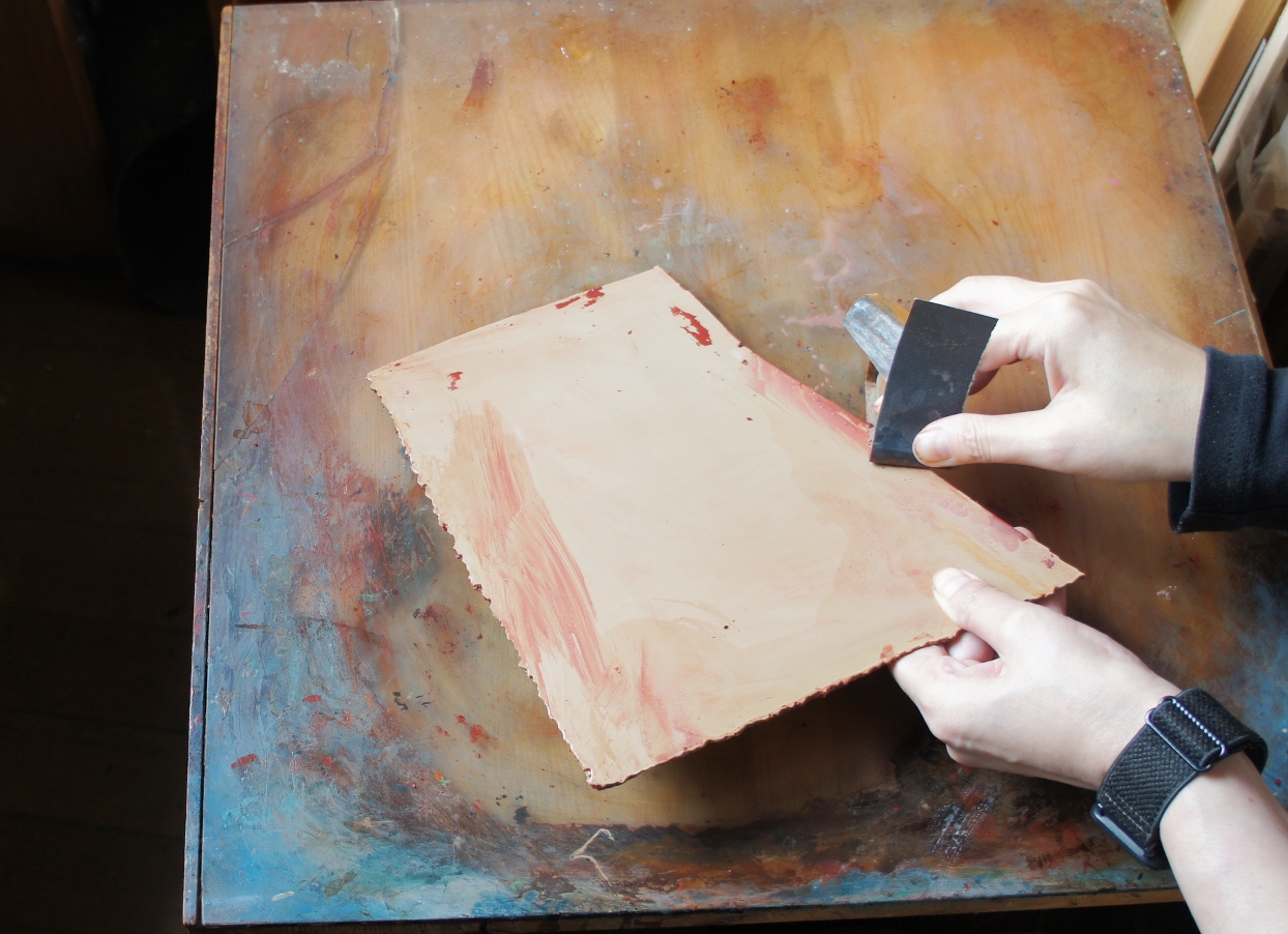 The shrunken urushi (Japanese lacquer) was peeled off with acetone, and the areas that hardened were polished with a waterproof paper #600.