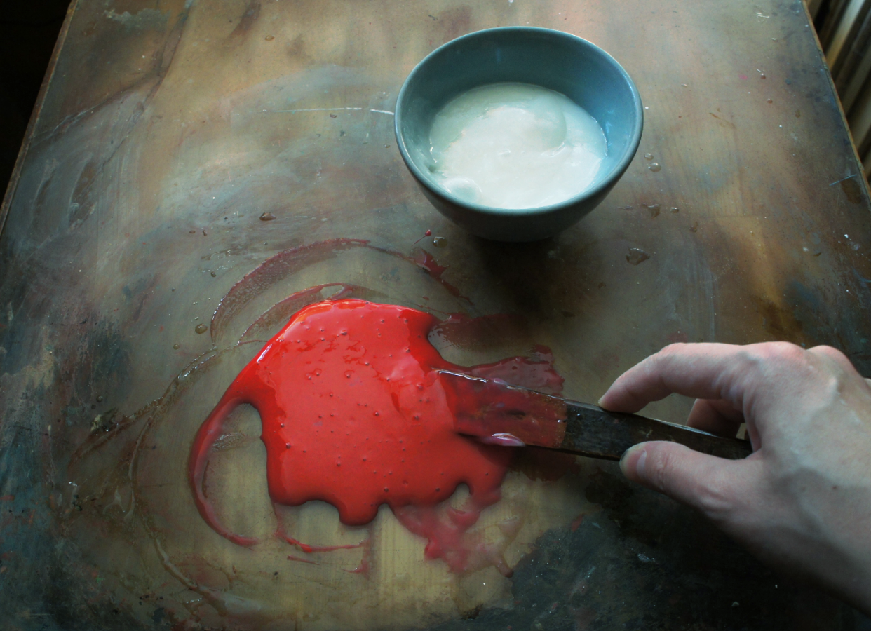 乾漆用の離型剤は白玉粉の水煮に絵具を入れたものです。