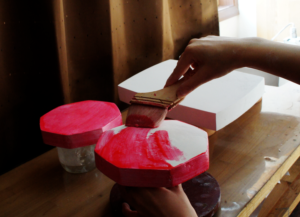 乾漆用の石膏型の表面に白玉粉の水煮を離型剤として塗りました。