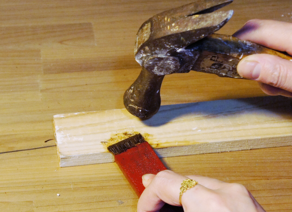 The new bristles for urushi (Japanese lacquer) are hardened, so they are loosened by gently tapping them with a hammer while dipping them in water.
