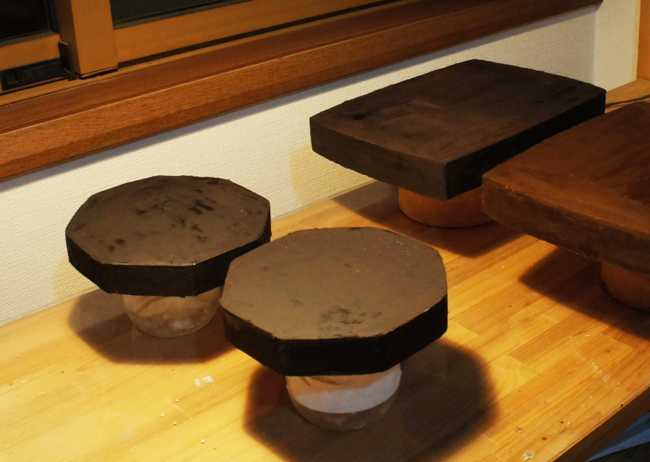 I applied 3 coats of tonoko-sabi to plaster molds for kanshitsu.
