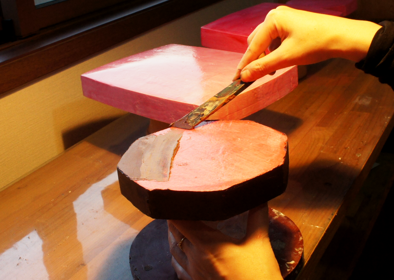 I applied tonoko-sabi (fine base paste) on the plaster mold for kanshitsu after the mold release agent (glue made from glutinous rice flour) had dried.