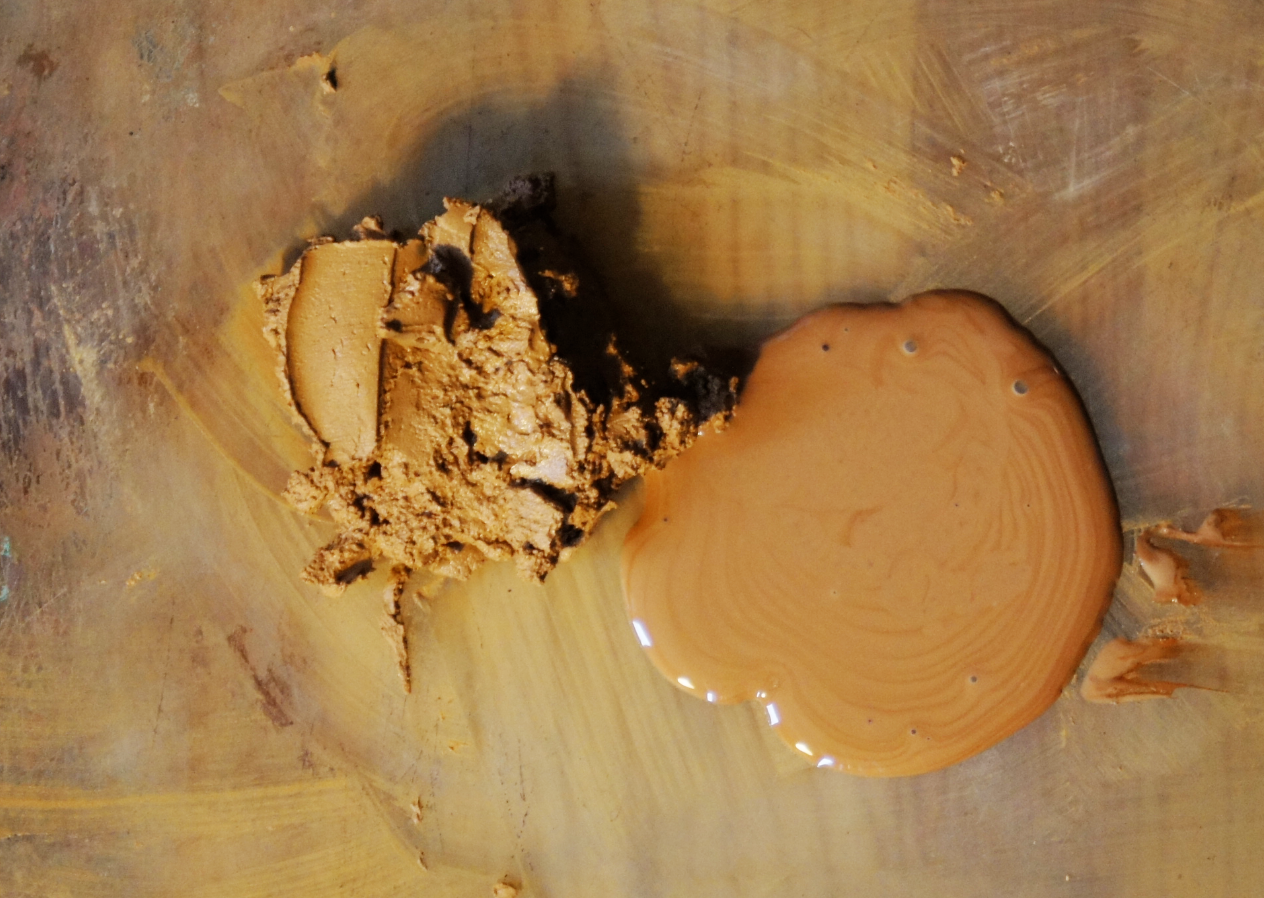 Tonoko (fine stone powder) is kneaded with water and mixed with ki-urushi to make tonoko-sabi.