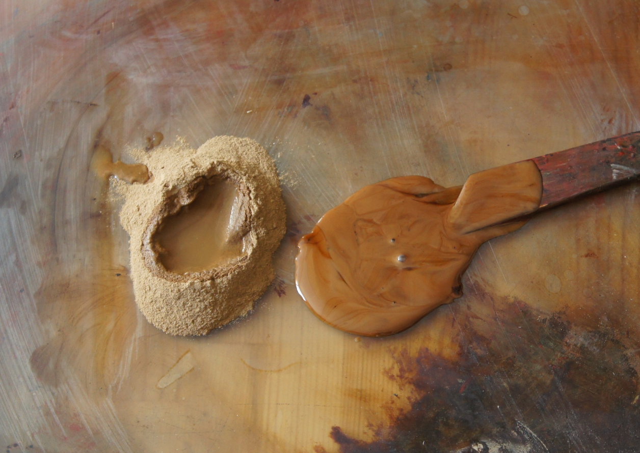 Sifted jinoko (stone powder) is mixed with water and ki-urushi.
