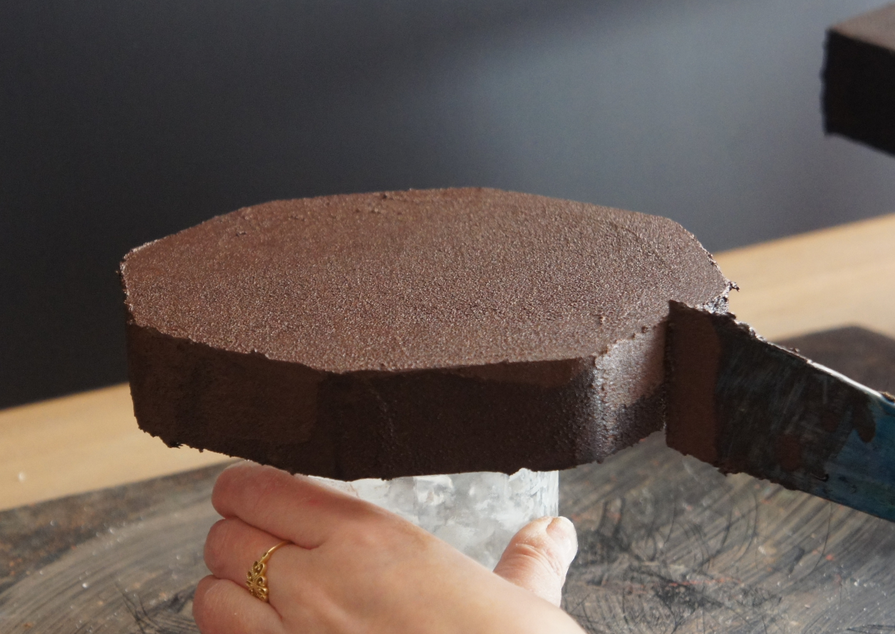 Kanshitsu work：I applied jinoko-sabi (coarse-grained base paste) after tonoko-sabi (fine-grained base paste) dried.