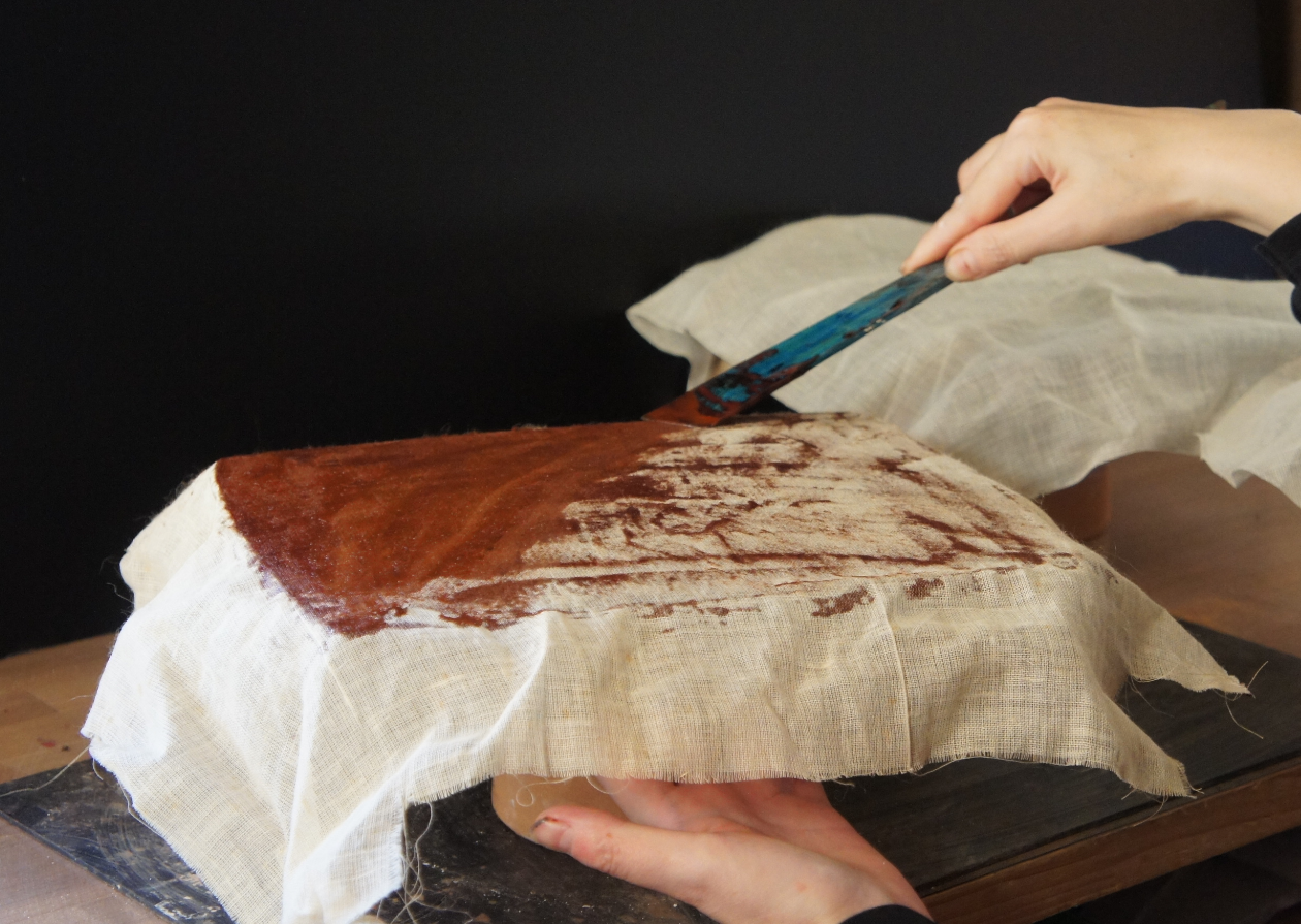Linen cloths for kanshitsu - linen cloths for the core of kanshitsu body were applied with glue lacquer.
