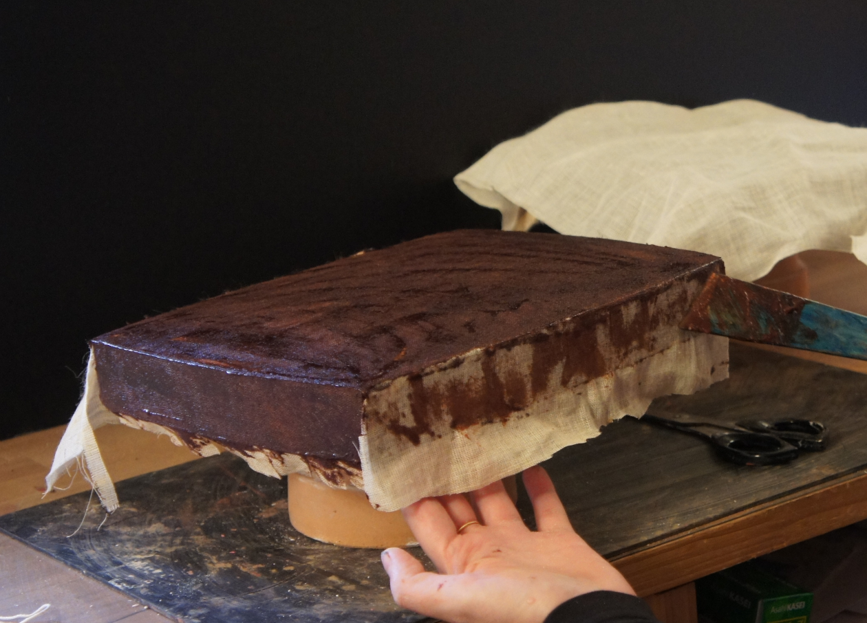 Linen cloths for kanshitsu - I applied several sheets of linen cloth that would be the core of kanshitsu body.