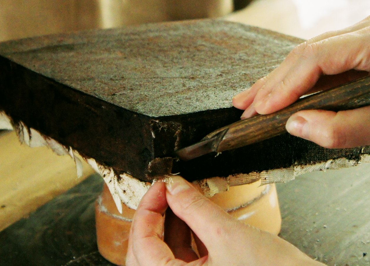 Linen cloths for kanshitsu - Overlapped areas are removed with an engraving knife and flattened.