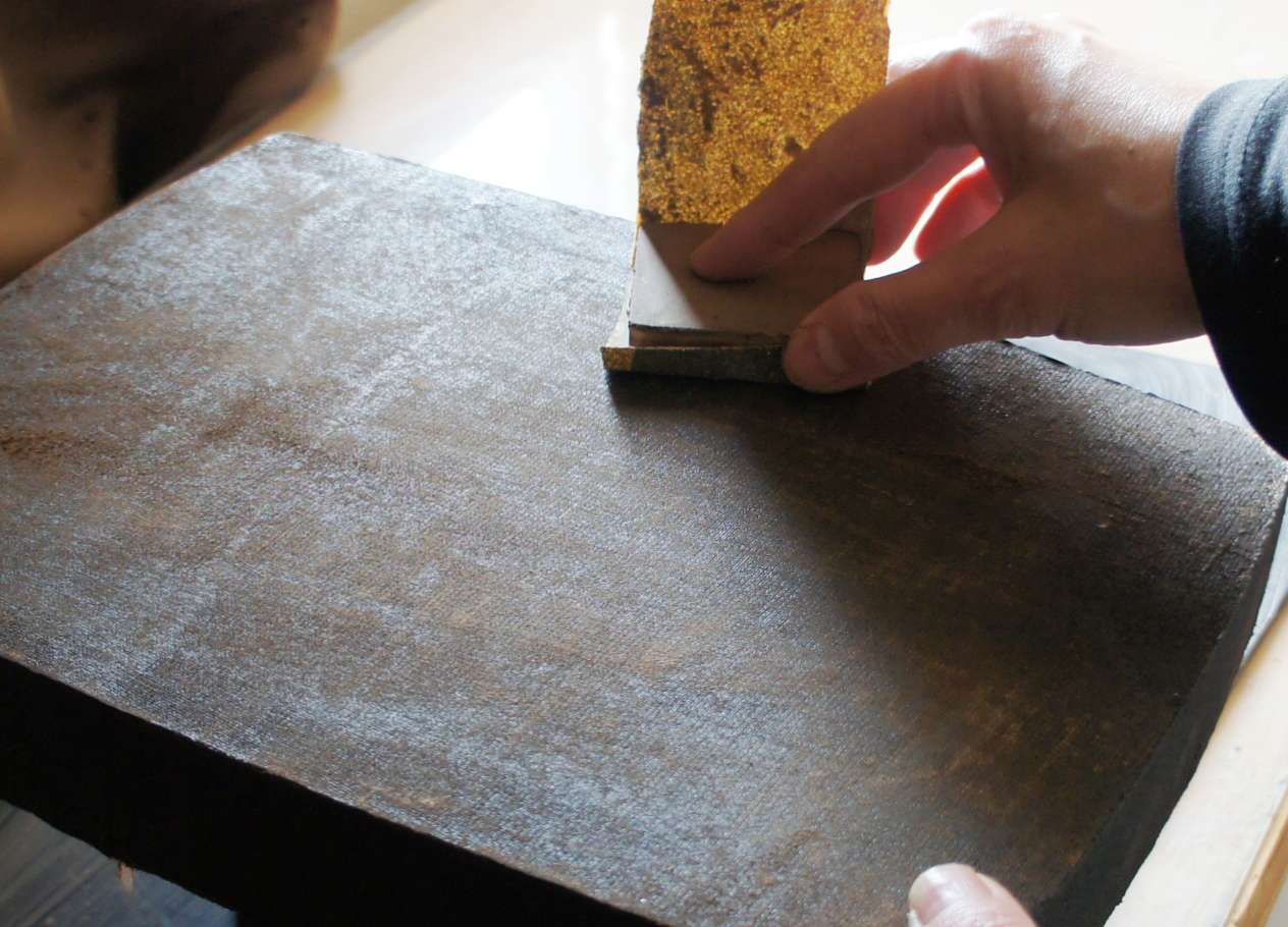 Linen cloths for kanshitsu - After the glue urushi has dried, lightly flatten the entire surface with sandpaper.