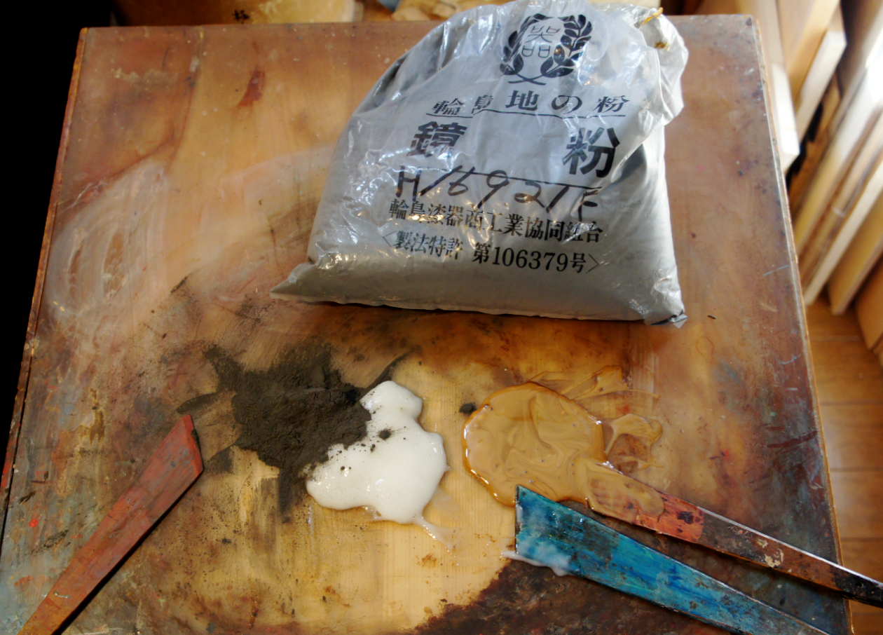 Mezuri - To fill in the concavities of the cloth, a paste mixed with Wajima ground powder, glue made of boiled glutinous rice flour and ki-urushi is applied.