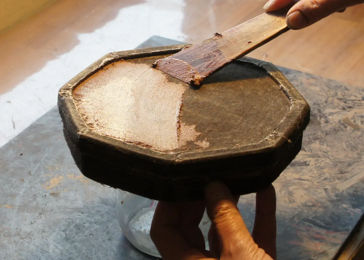 全体に布貼りをした後は、地の粉錆（目が粗い下地）を付けます。