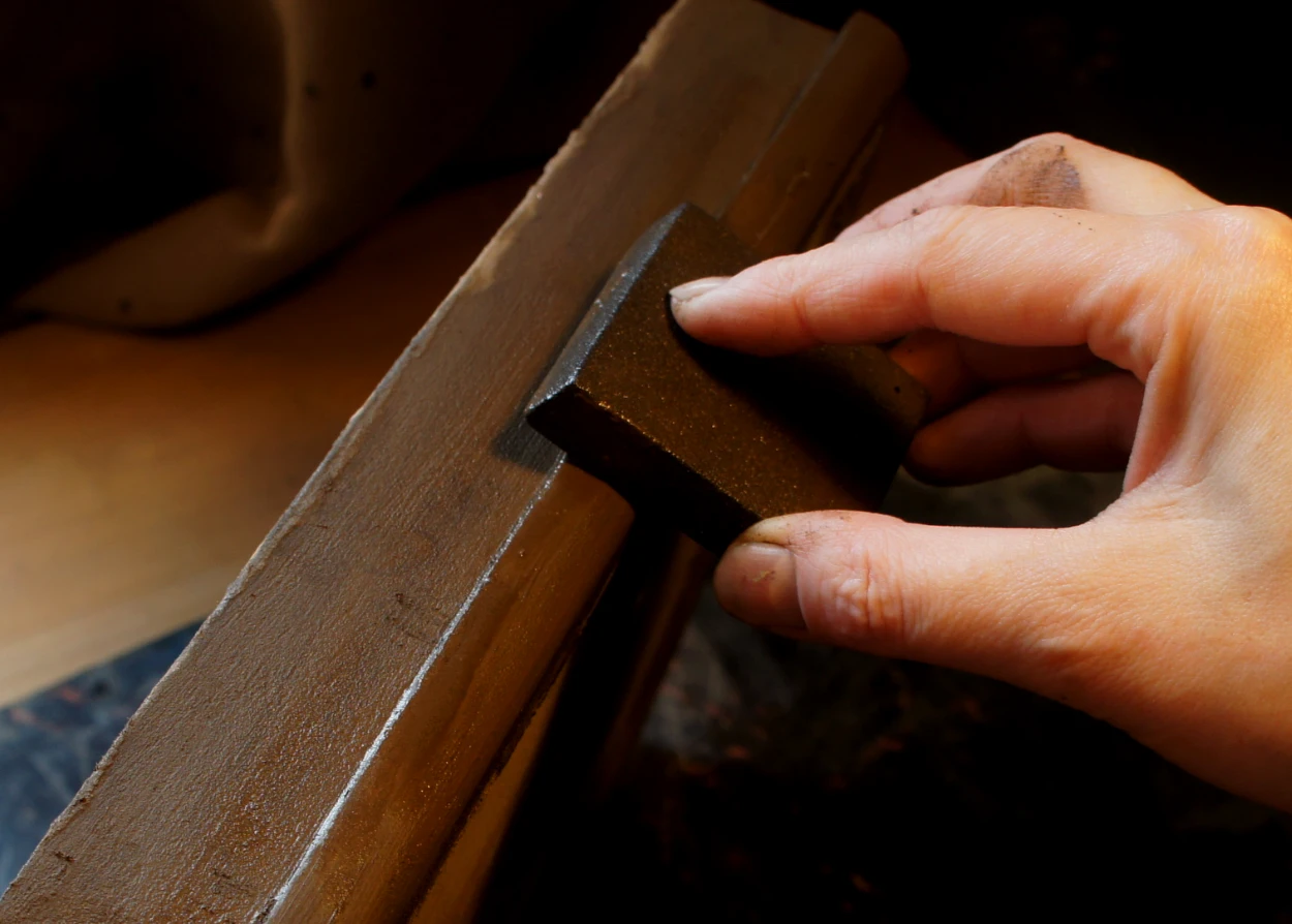 地の粉錆を付けた後、全体を砥石で水研ぎします。