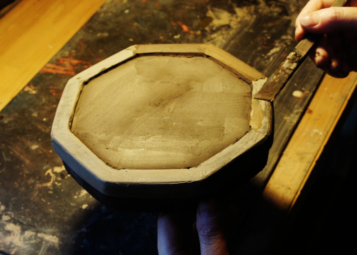 砥の粉錆（目が細かい下地）を付けます。