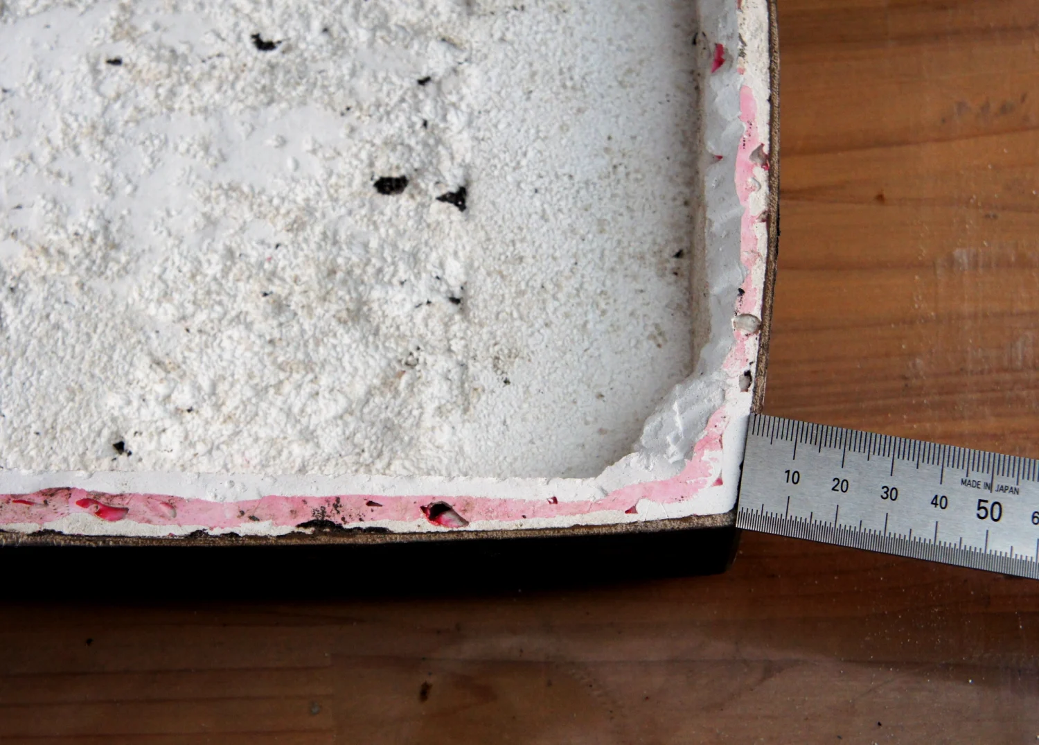 Levelling the edges on a flat surface; the edge thickness was 2.2mm.