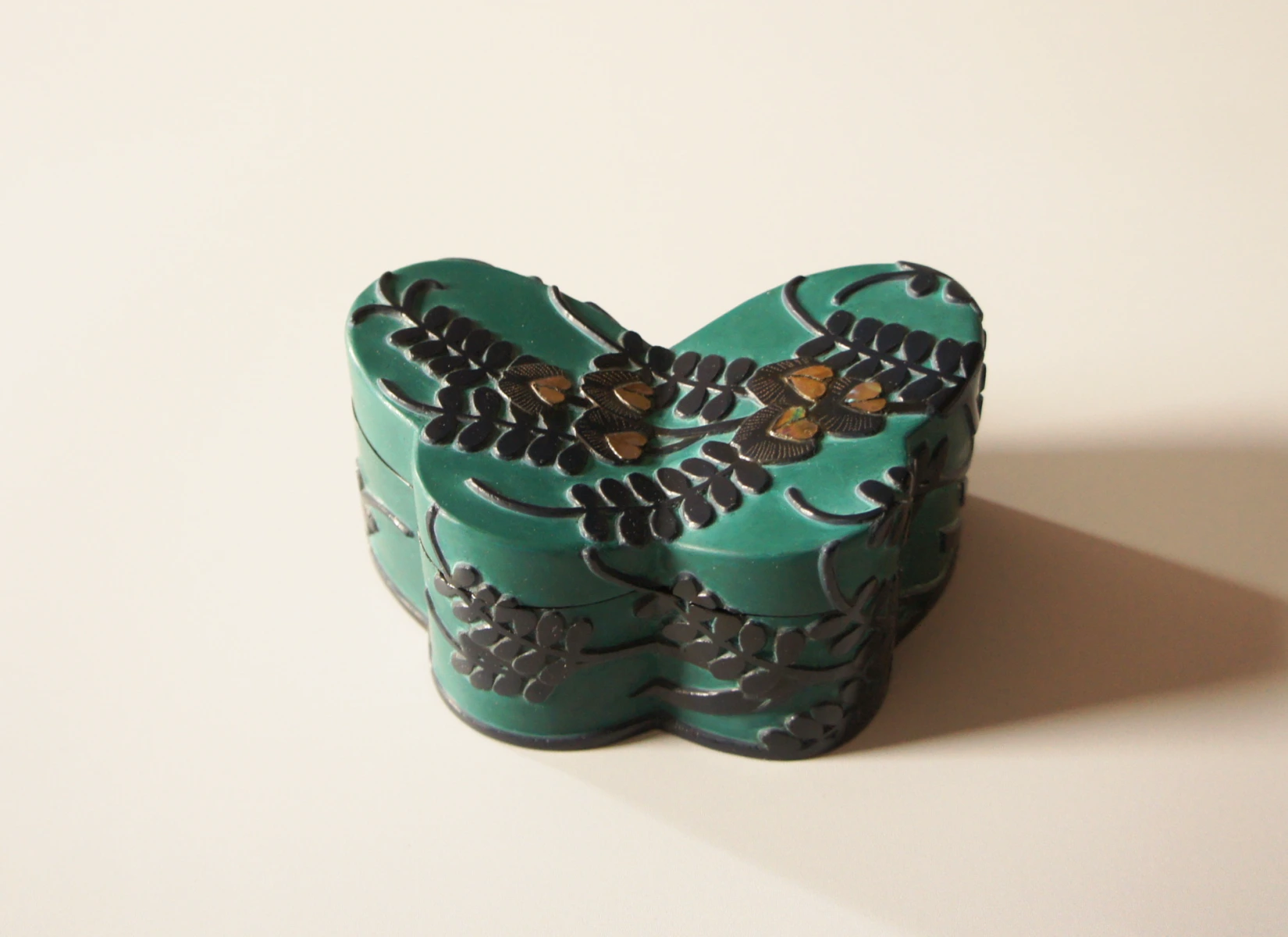 Art Fair Tokyo 2026, Box, choshitsu, butterfly shape, “Vetch” by Kaori Sugano. Over layers of green colored lacquer, I applied deep navy lacquer and carved the design of common vetch. The delicate flowers are rendered in Raden (mother-of-pearl inlay).