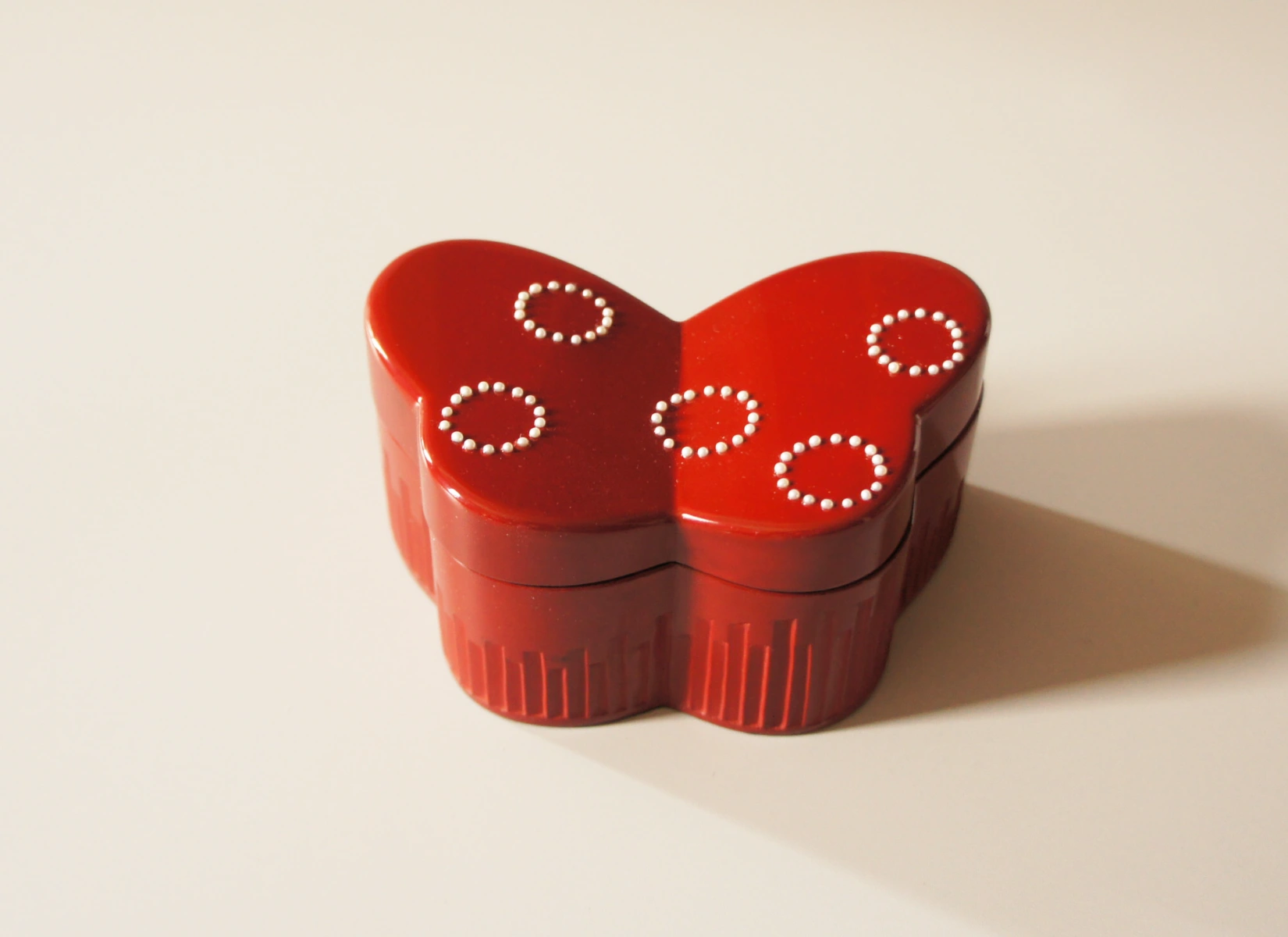 Art Fair Tokyo 2026, Box, choshitsu, butterfly shape, “Ephemeral Song” by Kaori Sugano. Using the traditional Choshitsu technique known as Tsuishu (layered red lacquer), I embedded natural pearls to express a sense of freshness within the profound weight of the lacquer.