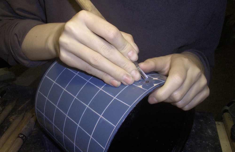 Carving the piece below. Urushi art by Kaori Sugano