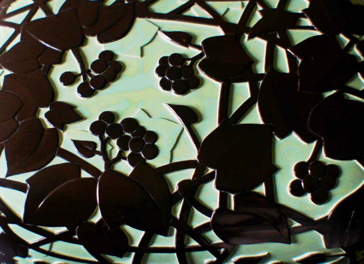 Zoom of the Urushi (Japanese lacquer) Choshitsu Box - Wild Grapevine | By Kaori Sugano Japanese lacquer urushi artist.