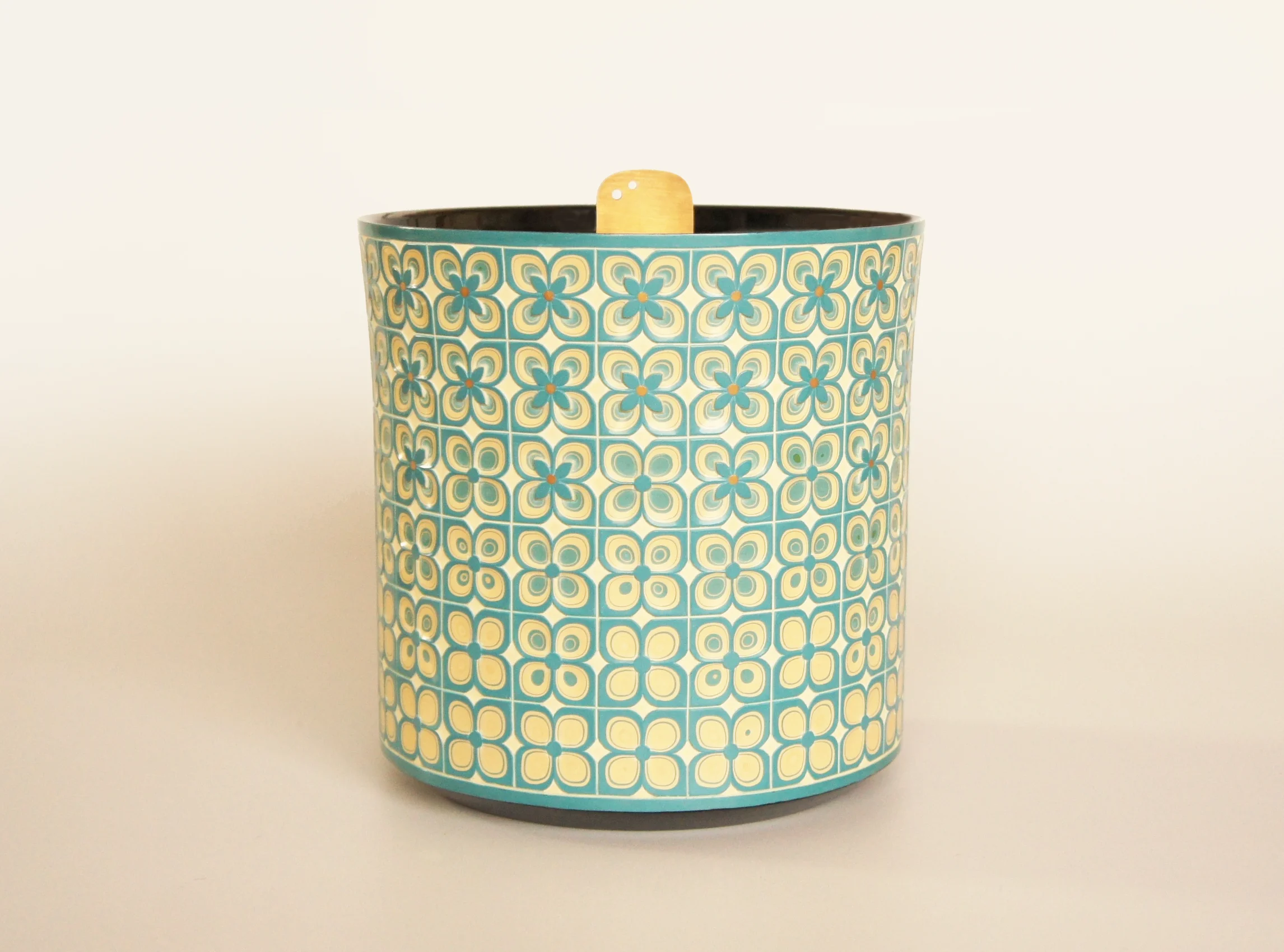 The choshitsu (carverd lacquery) Water Container titled Hydrangeas. The body is kanshitsu with urushi (Japanese lacquer). By Kaori Sugano.