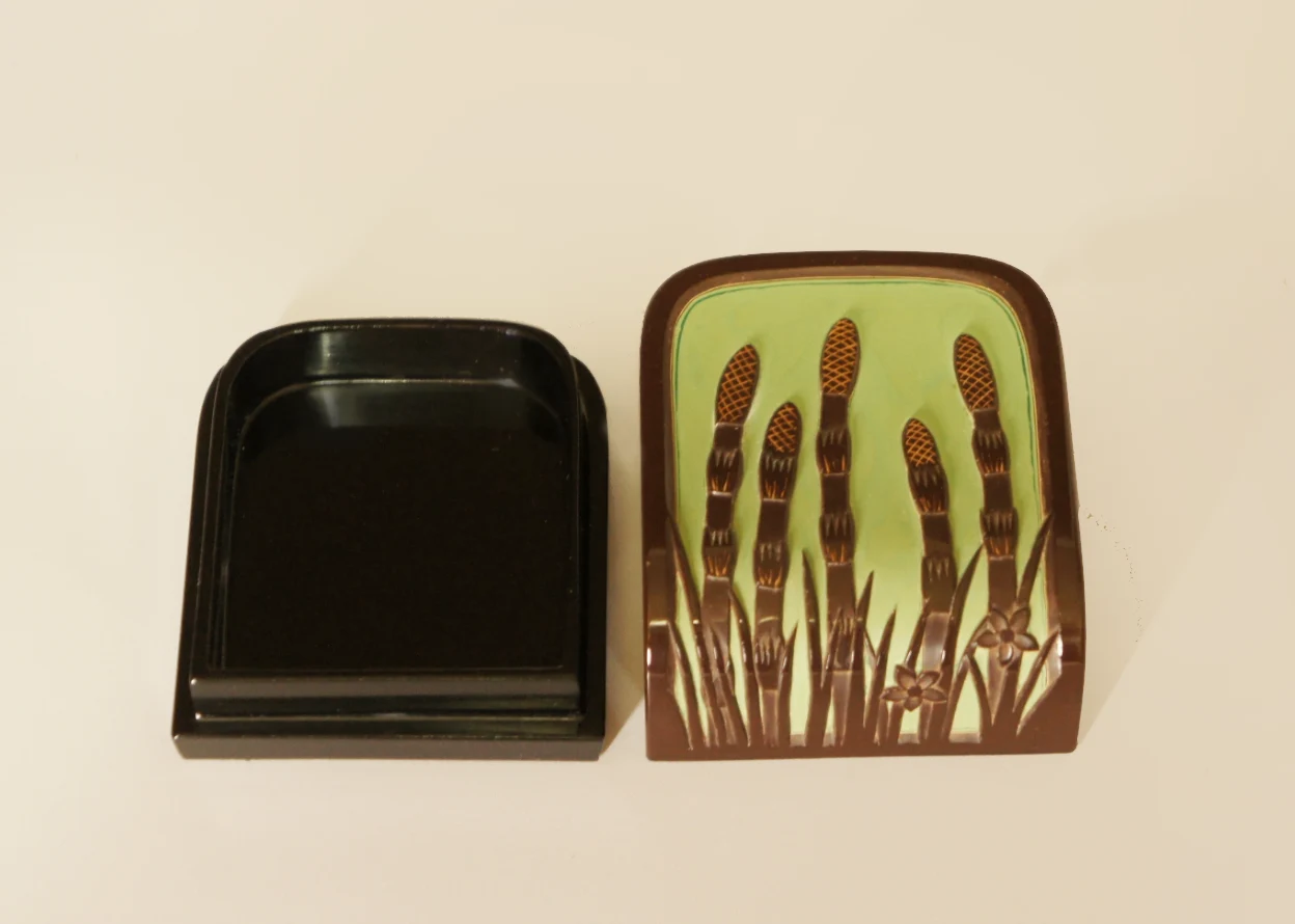 Choshitsu (carved lacquer) Incense Container - Field Horsetail with the lid opened
