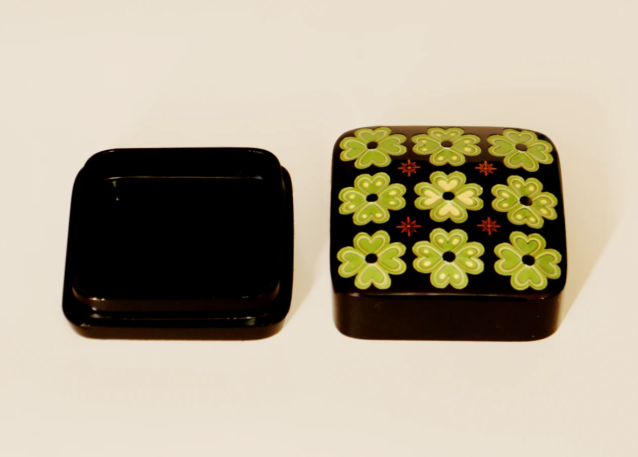 Choshitsu (carved lacquer) Incense Container - Four-leaf Clovers with with the lid opened