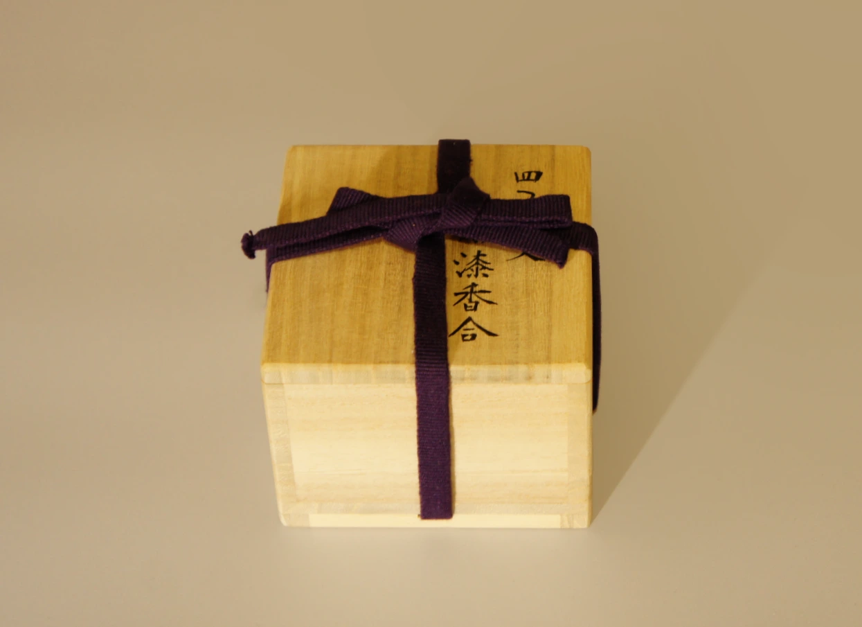 The tomobako for the Choshitsu (carved lacquer) Incense Container - Four-leaf Clovers